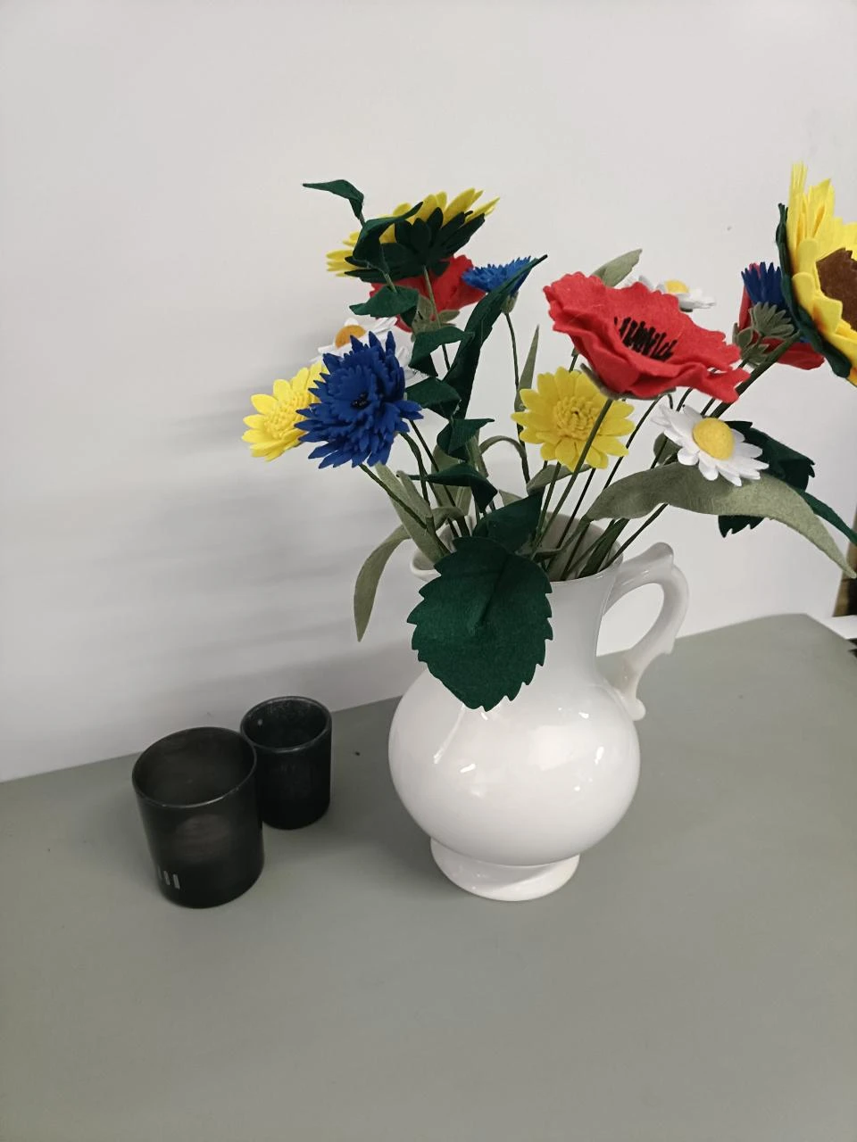Grote oude melkkan van steen met een veldboeket van vilt – photo 4